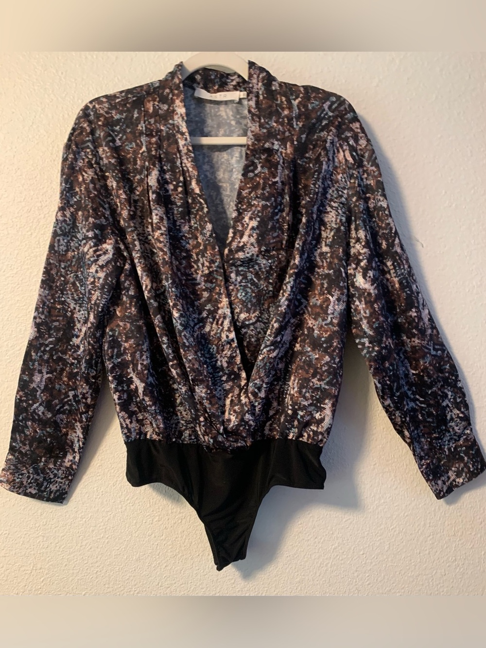 ASTR The Label  “Yvette” Sequin Print V-Neck Bodysuit  Womens Size Large